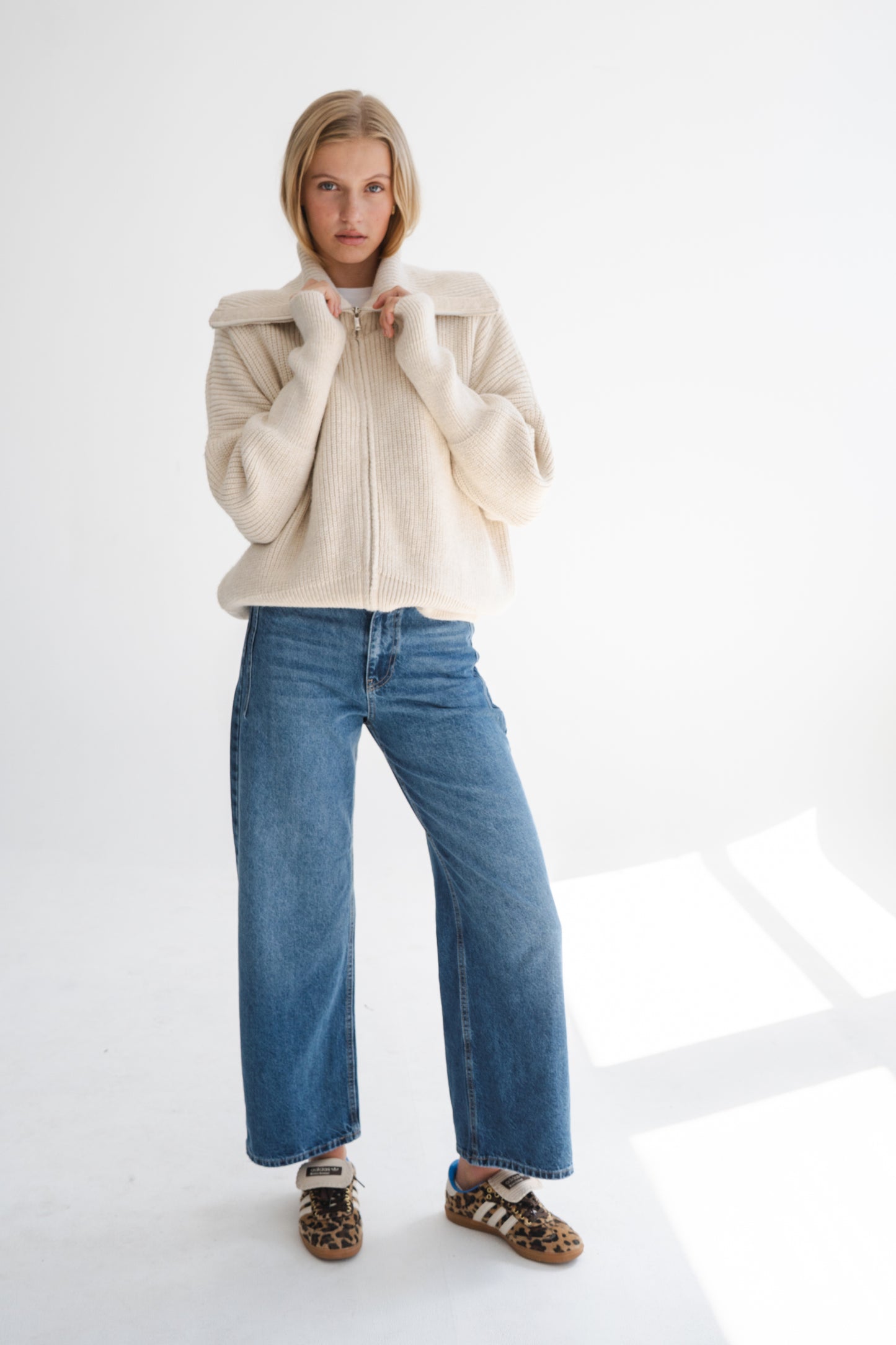 BEIGE ZIP THROUGH KNIT