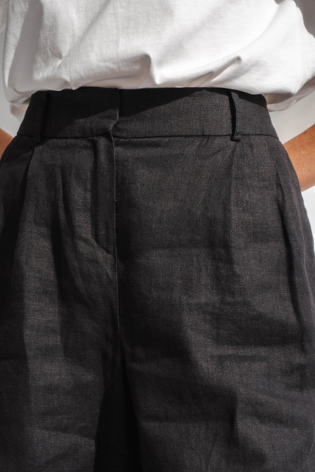 BLACK LINEN SHORTS
