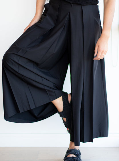 BLACK PLEATED PALAZZO PANTS