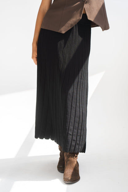 PLEATED KNIT SKIRT WITH SHIMMER DETAIL
