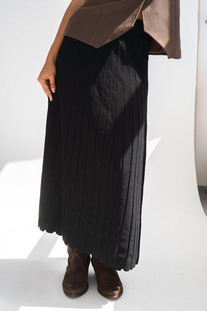 PLEATED KNIT SKIRT WITH SHIMMER DETAIL