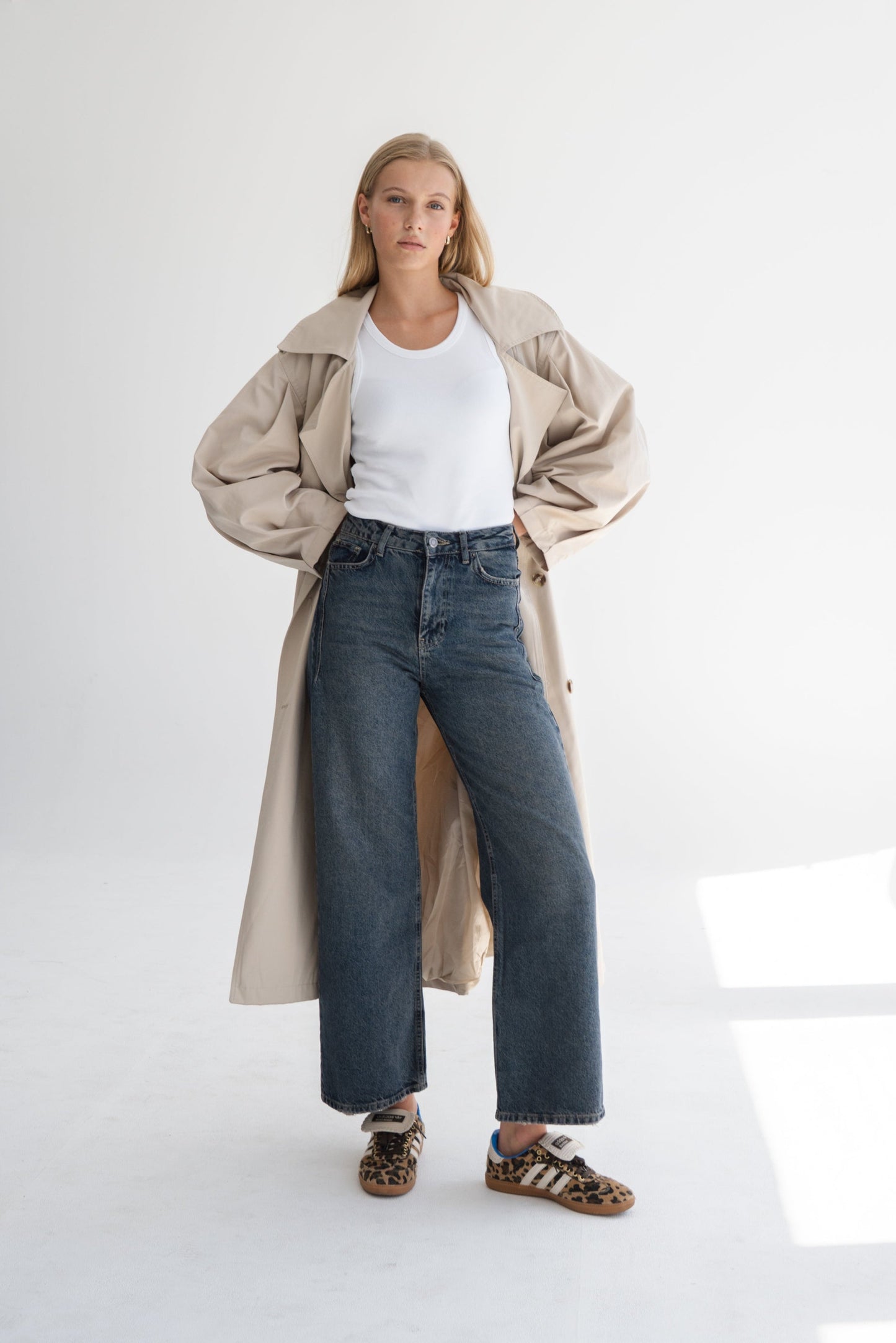 STRAIGHT DARK BLUE JEANS