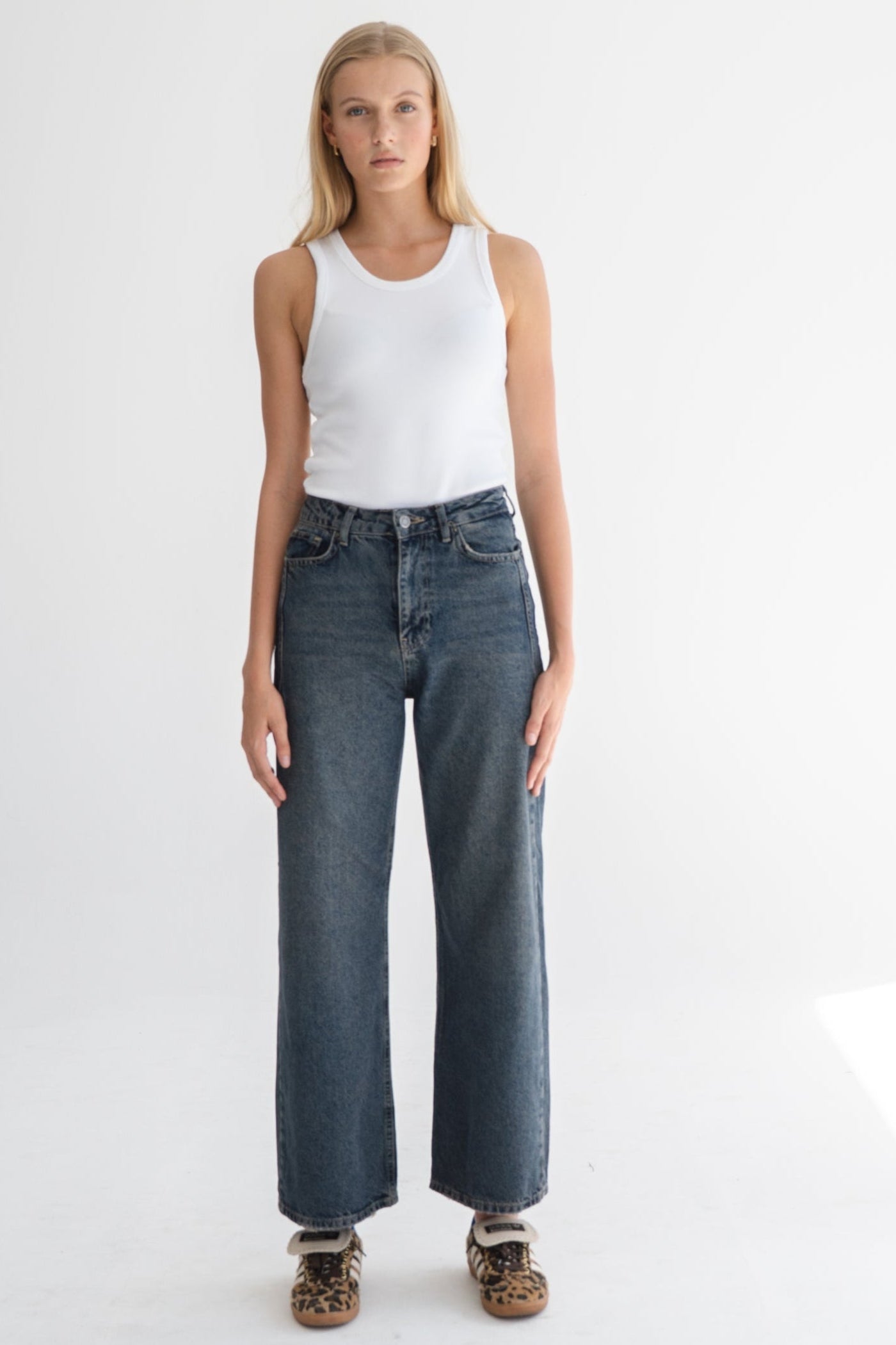 STRAIGHT DARK BLUE JEANS