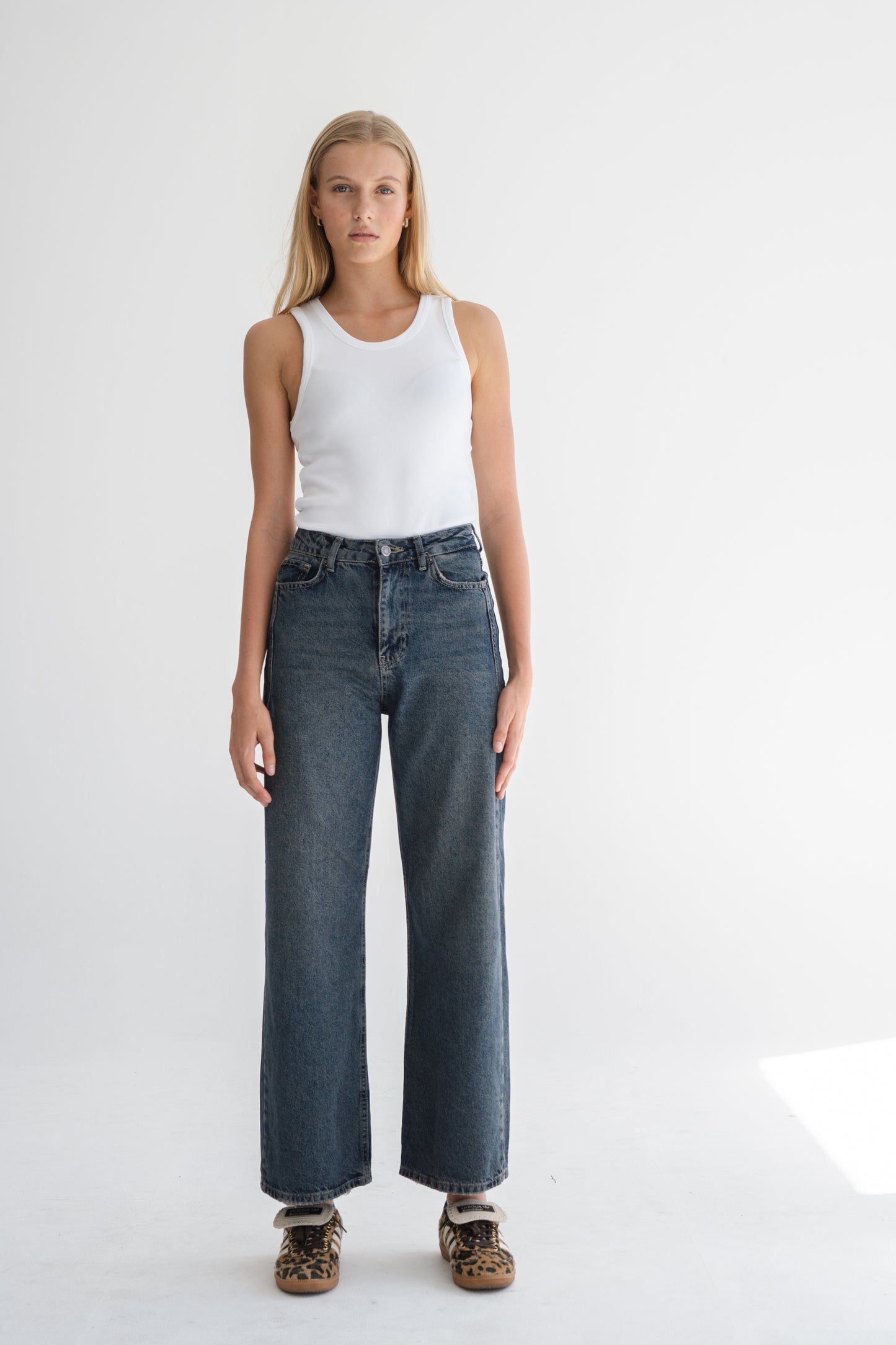 STRAIGHT DARK BLUE JEANS