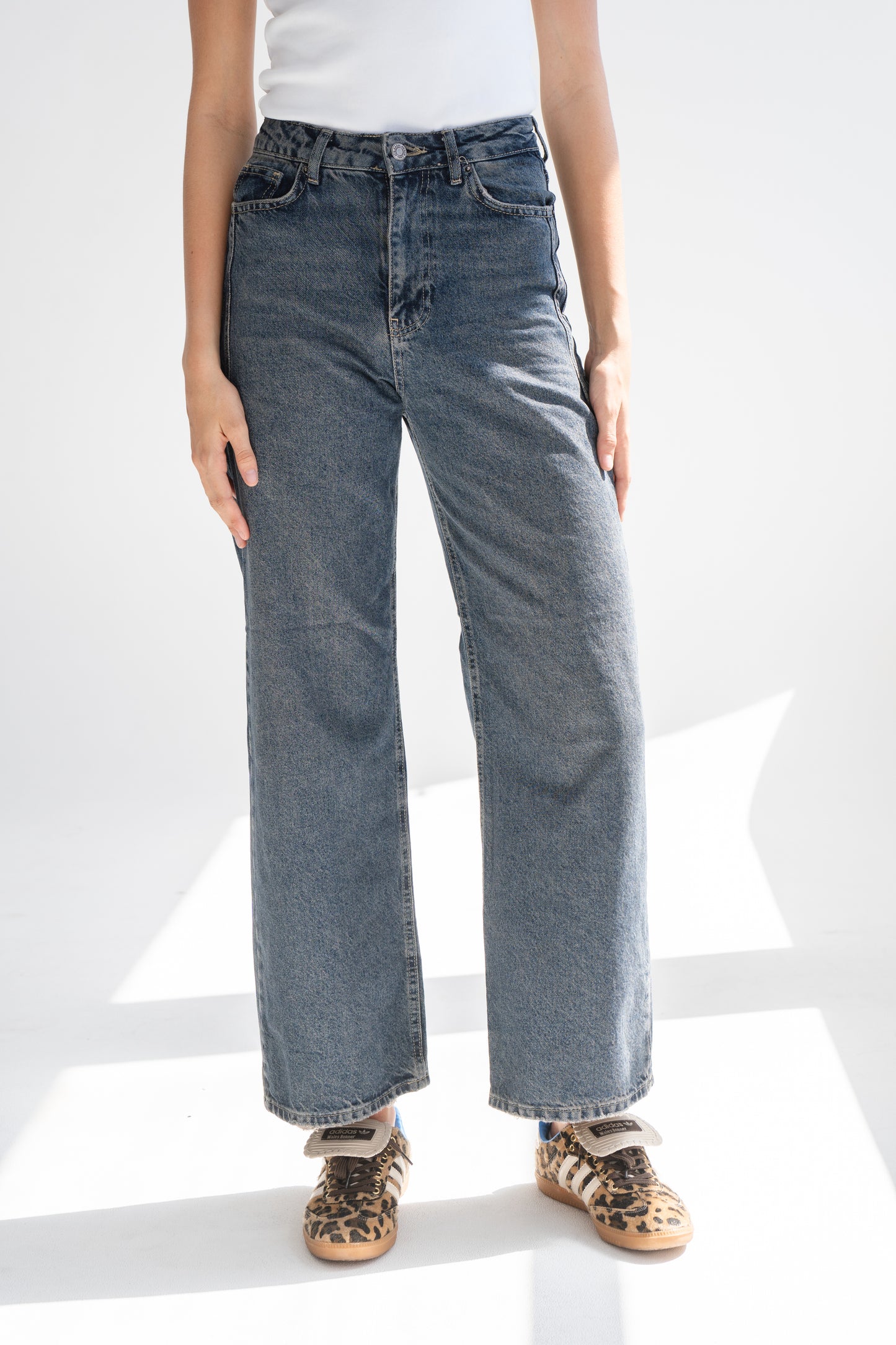 STRAIGHT DARK BLUE JEANS