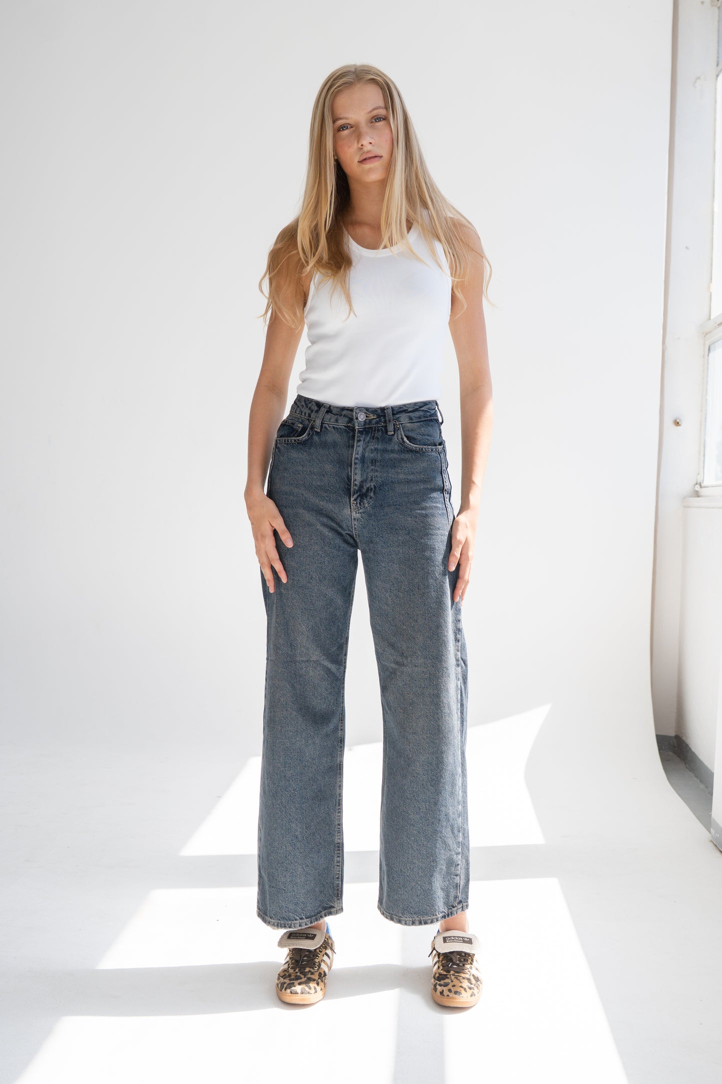 STRAIGHT DARK BLUE JEANS