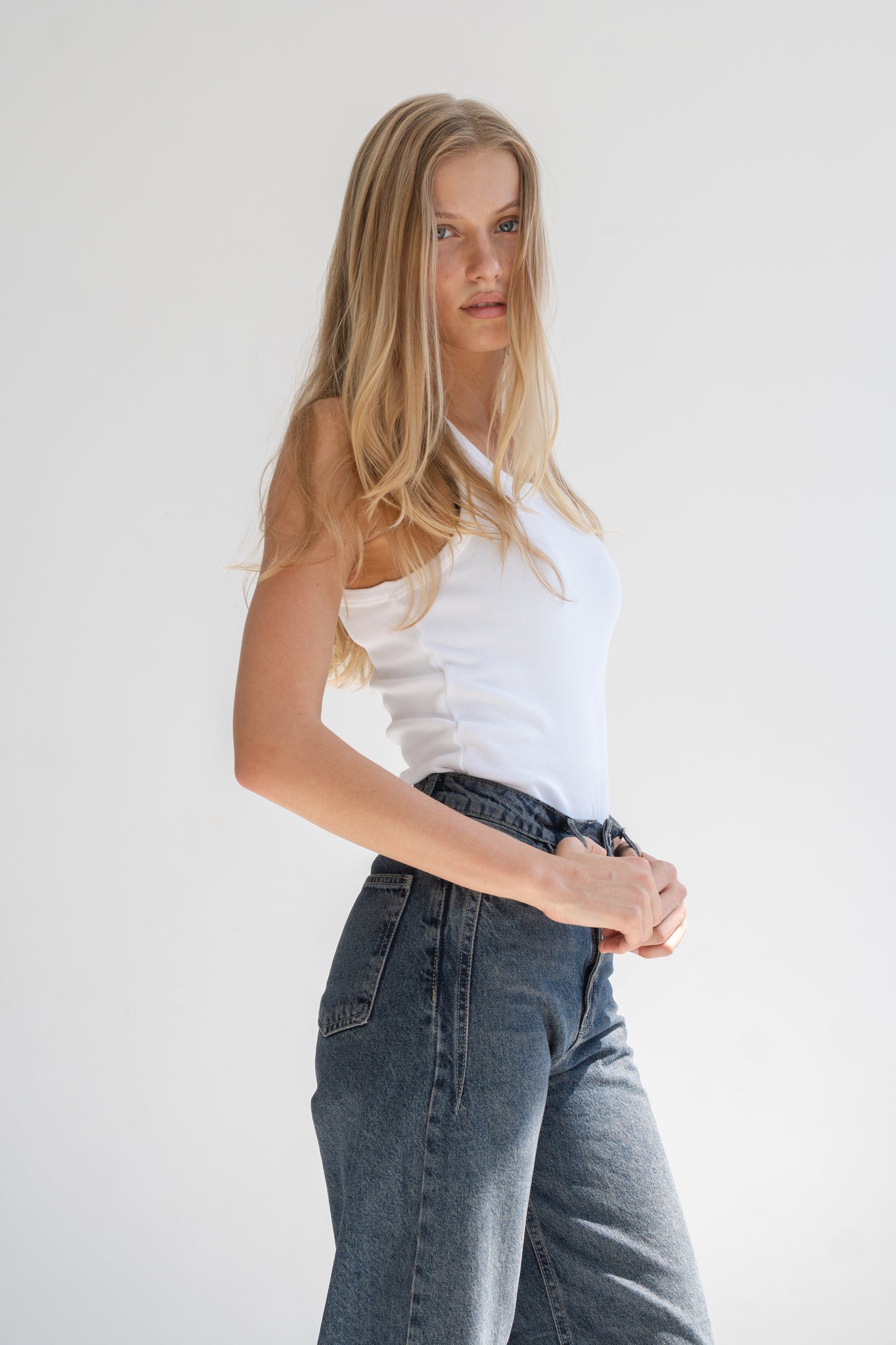 STRAIGHT DARK BLUE JEANS