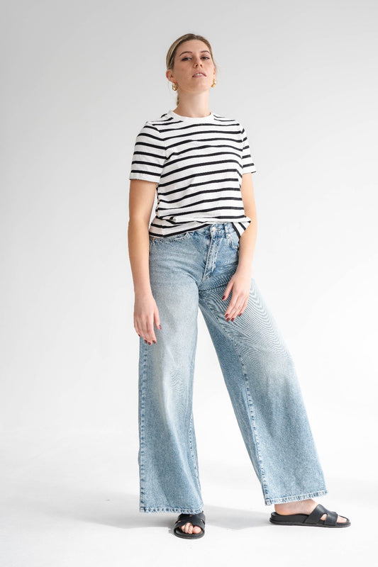 MEDIUM-WASH WIDE-LEG JEANS