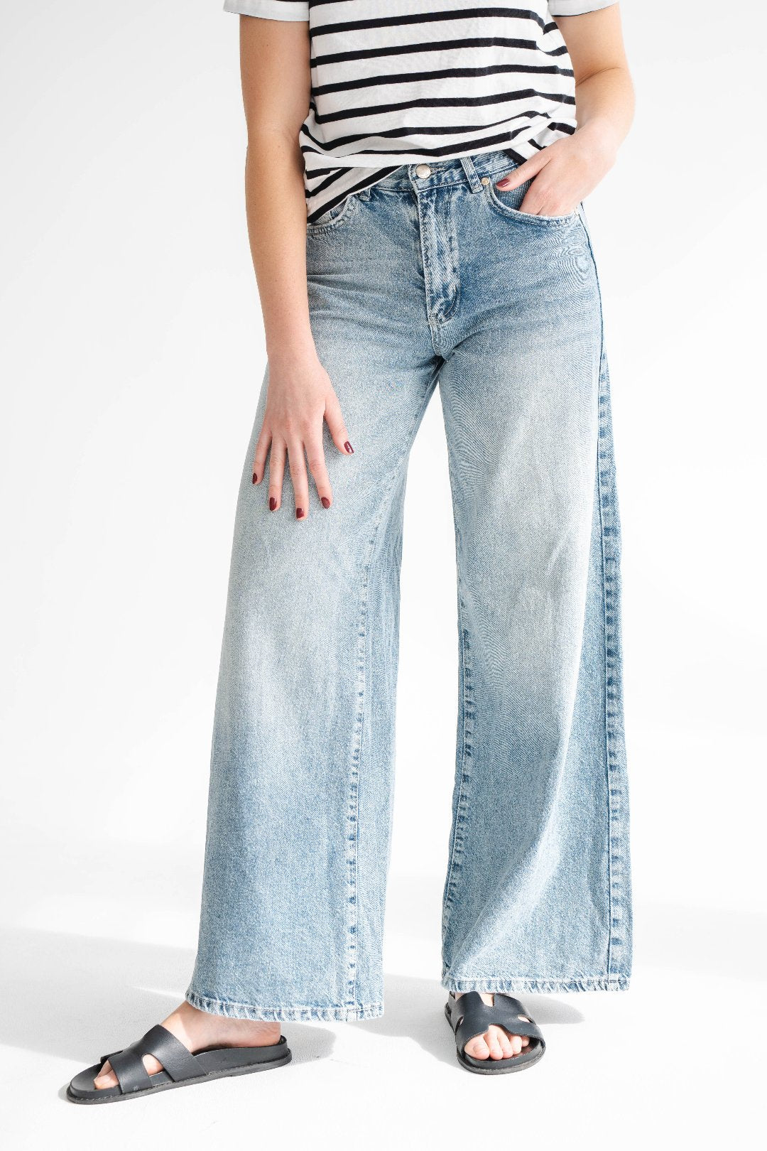 MEDIUM-WASH WIDE-LEG JEANS