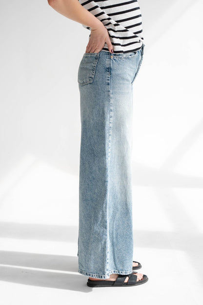 MEDIUM-WASH WIDE-LEG JEANS