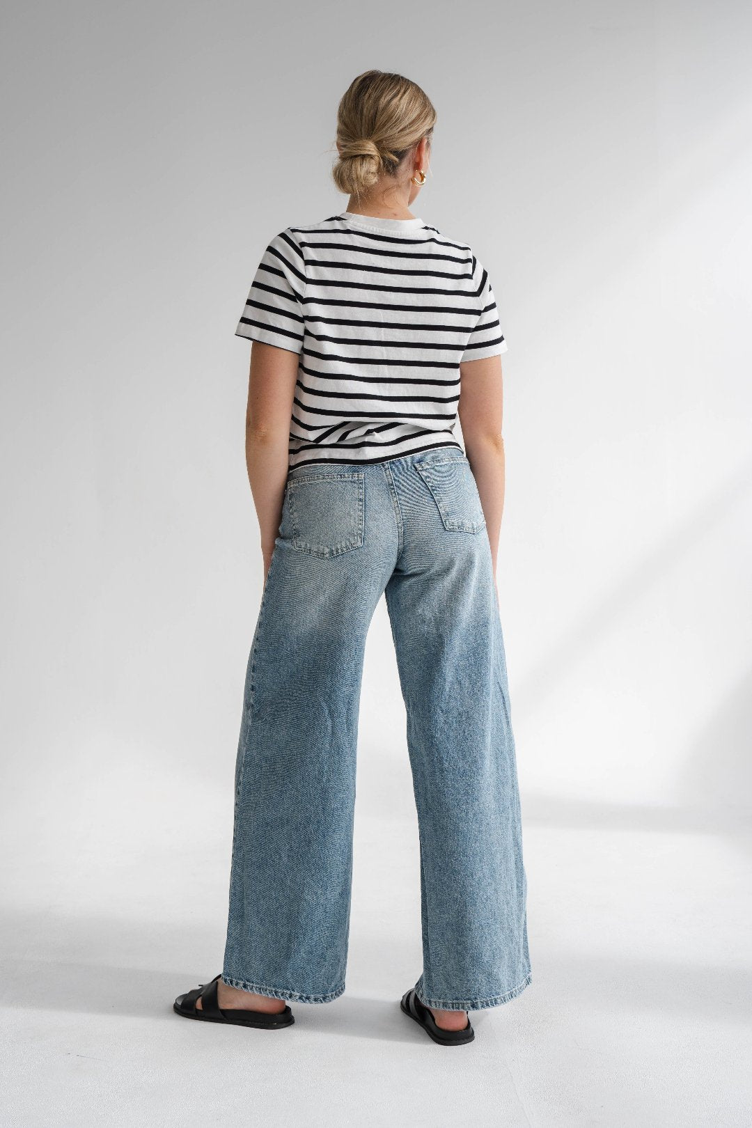 MEDIUM-WASH WIDE-LEG JEANS