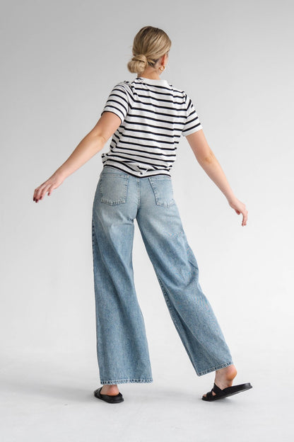 MEDIUM-WASH WIDE-LEG JEANS