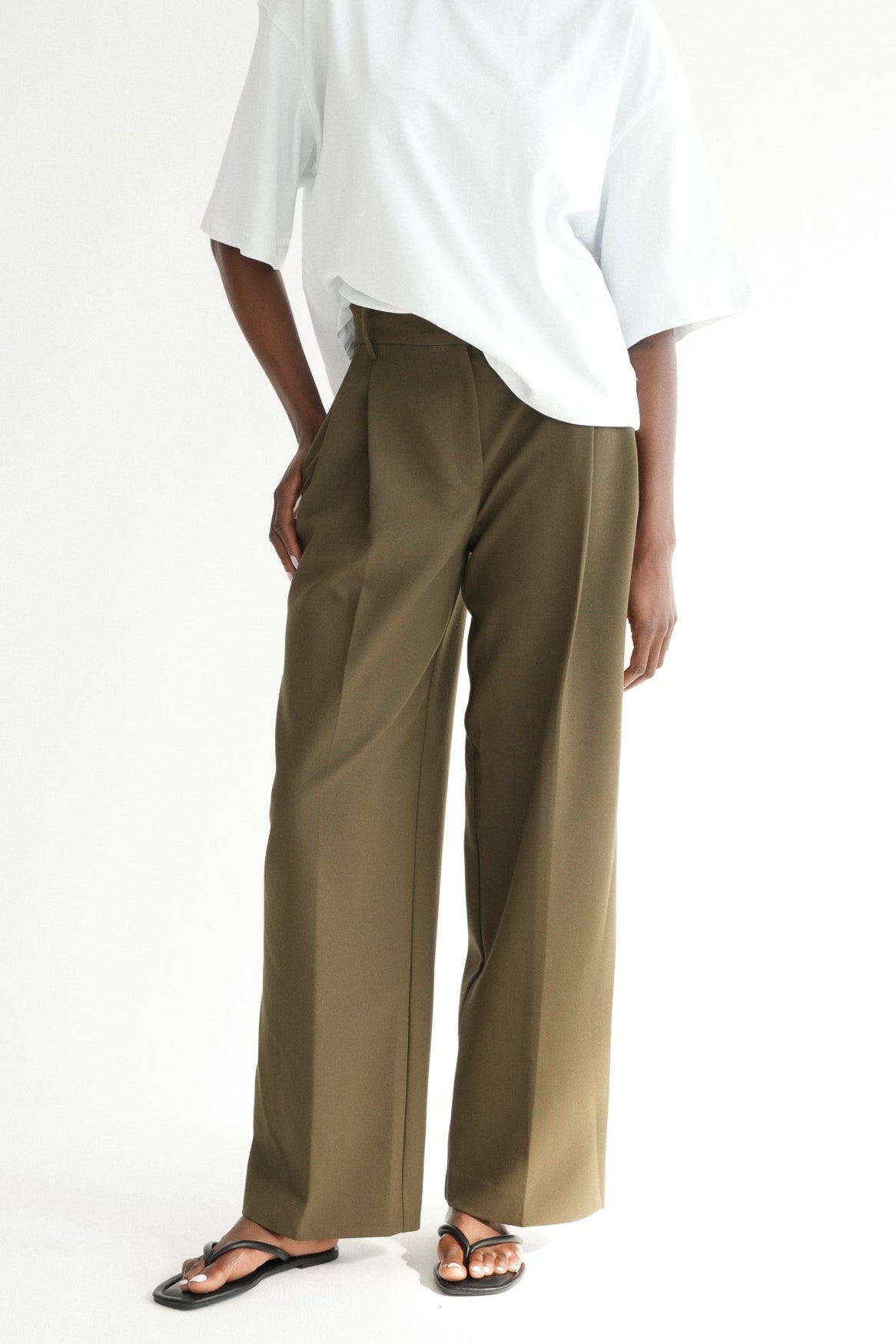 The Rhea Trouser in Olive Stone