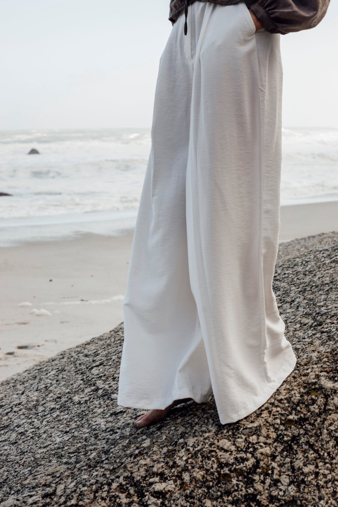 WIDE-LEG WHITE PANTS